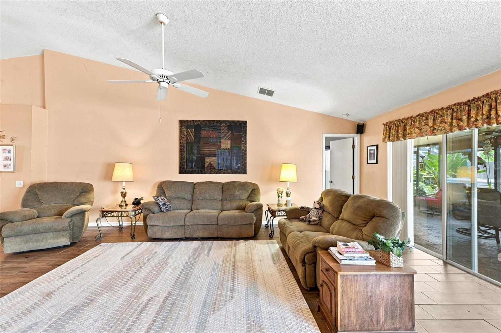 207 LAKEWAY LN — photo 9