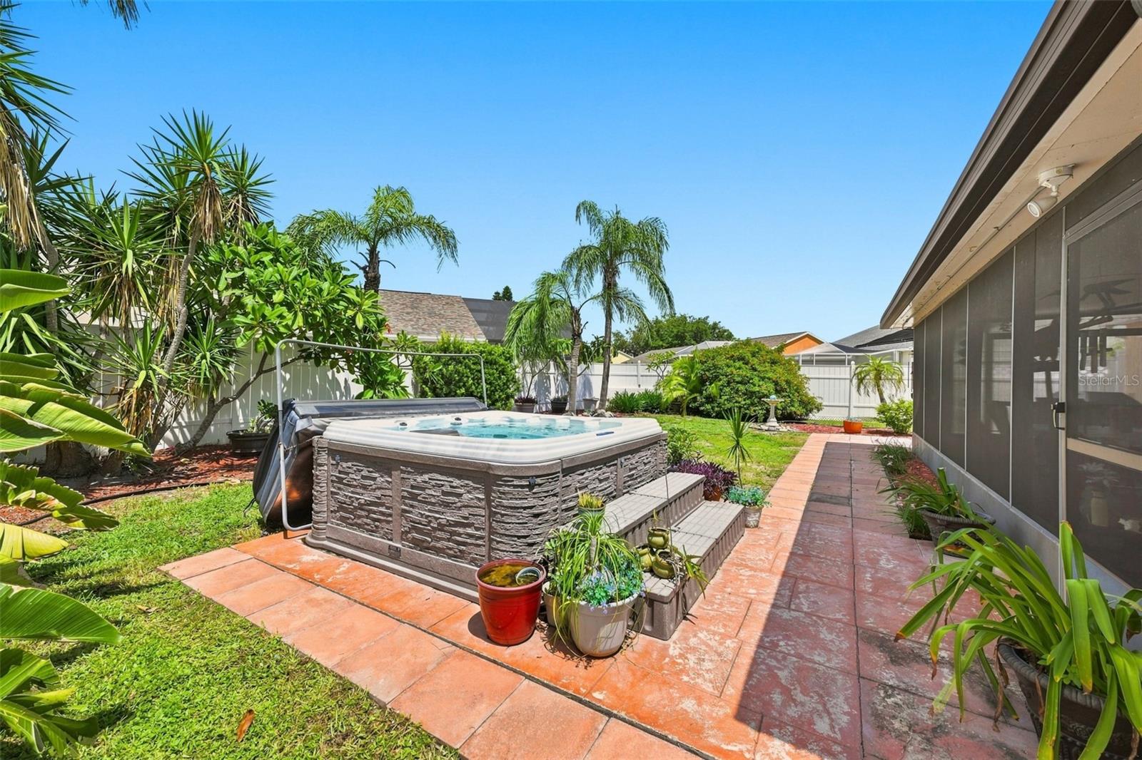 207 LAKEWAY LN — photo 36