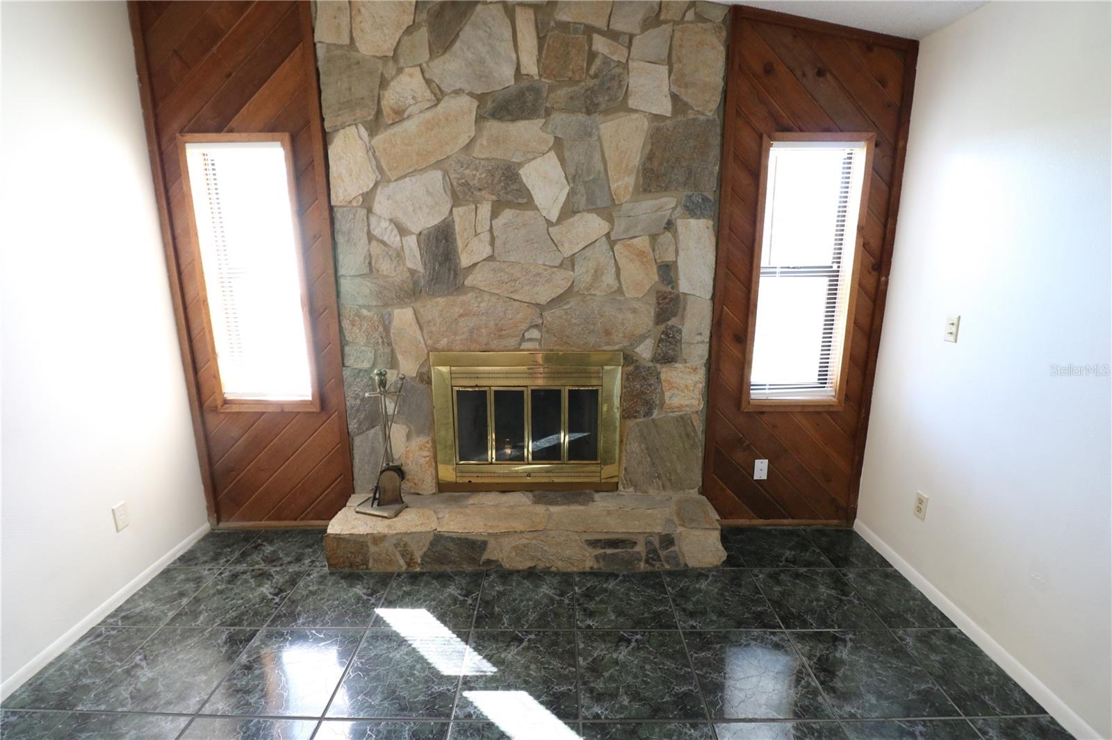5017 OAKSHIRE DR — photo 16