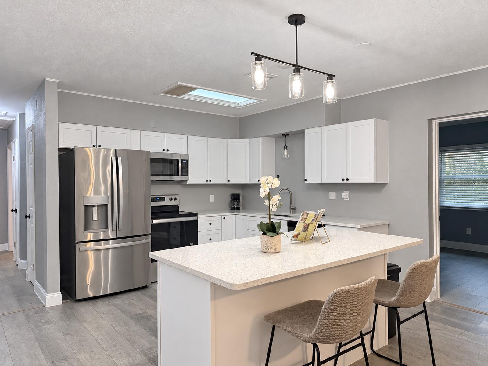 7400 LOCUST ST NE — photo 3