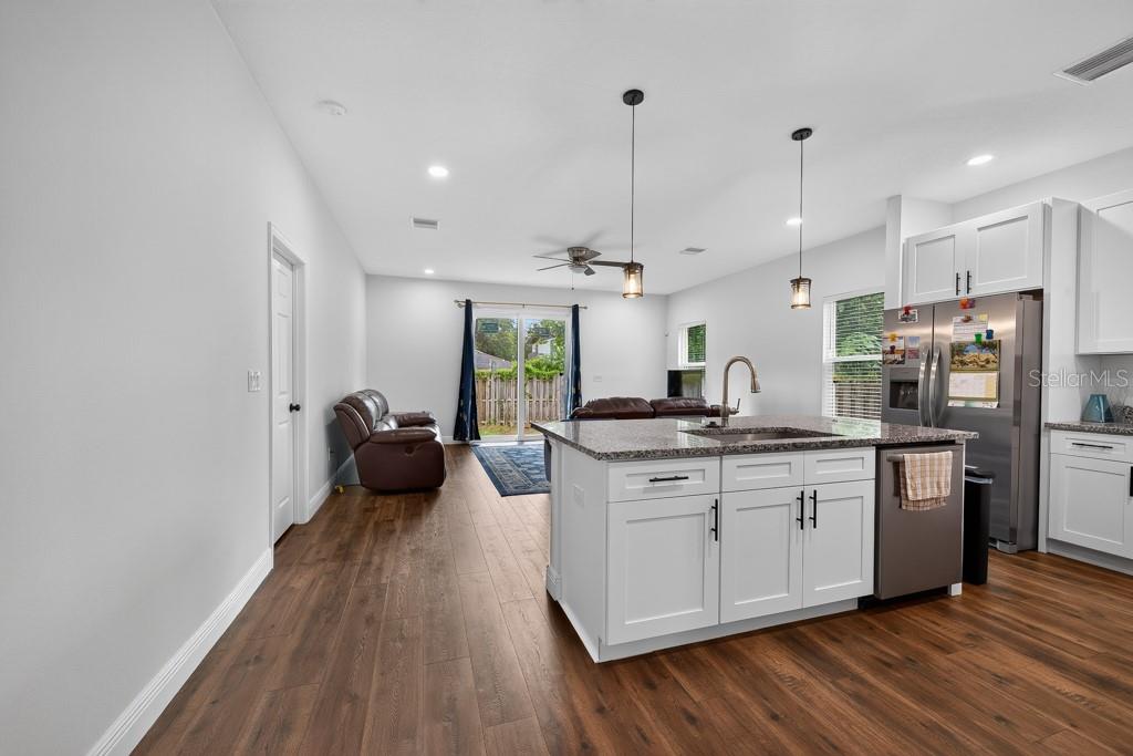 8118 N SEMMES ST — photo 2