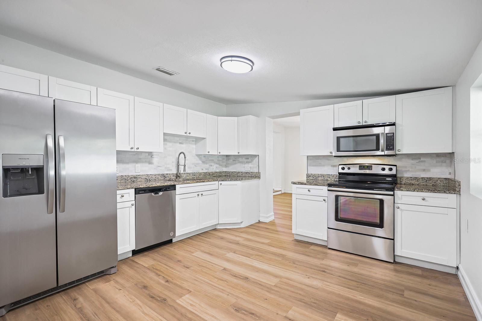4006 S SHAMROCK RD — photo 2