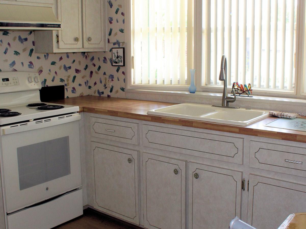 802 DATE PALM ST — photo 3