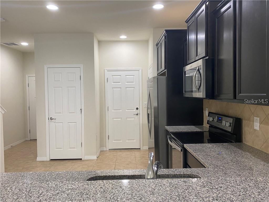 9141 HILLCROFT DR — photo 9