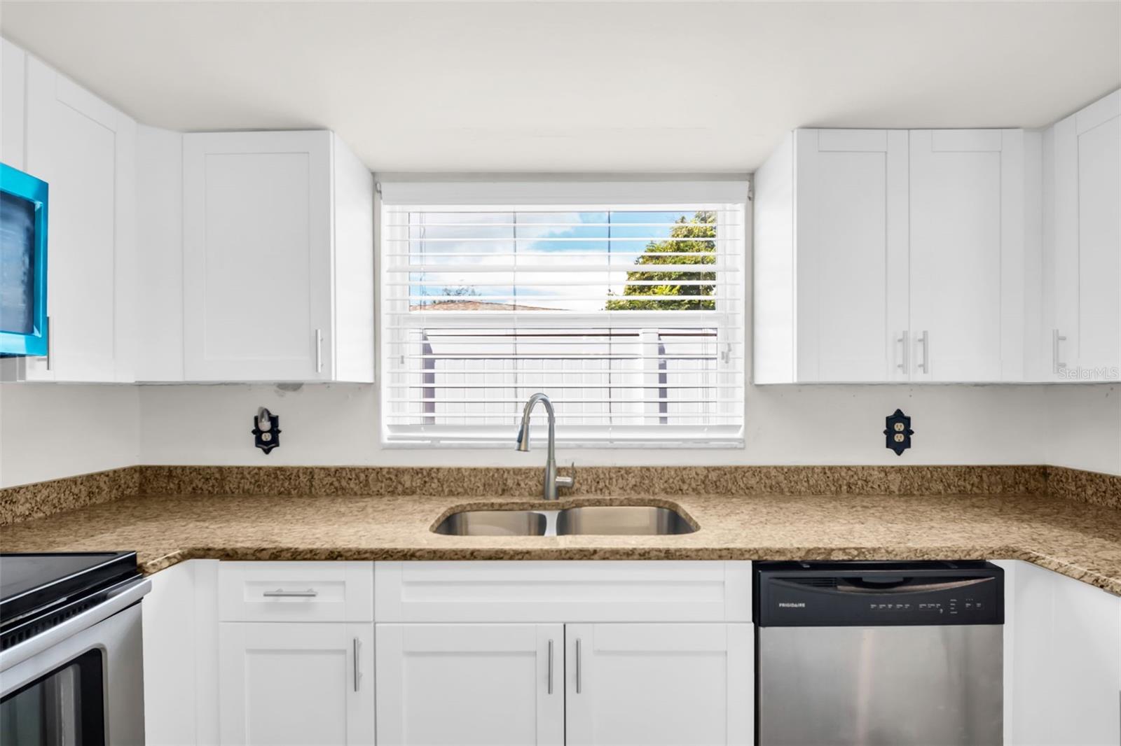7825 BLOOMFIELD DR — photo 12