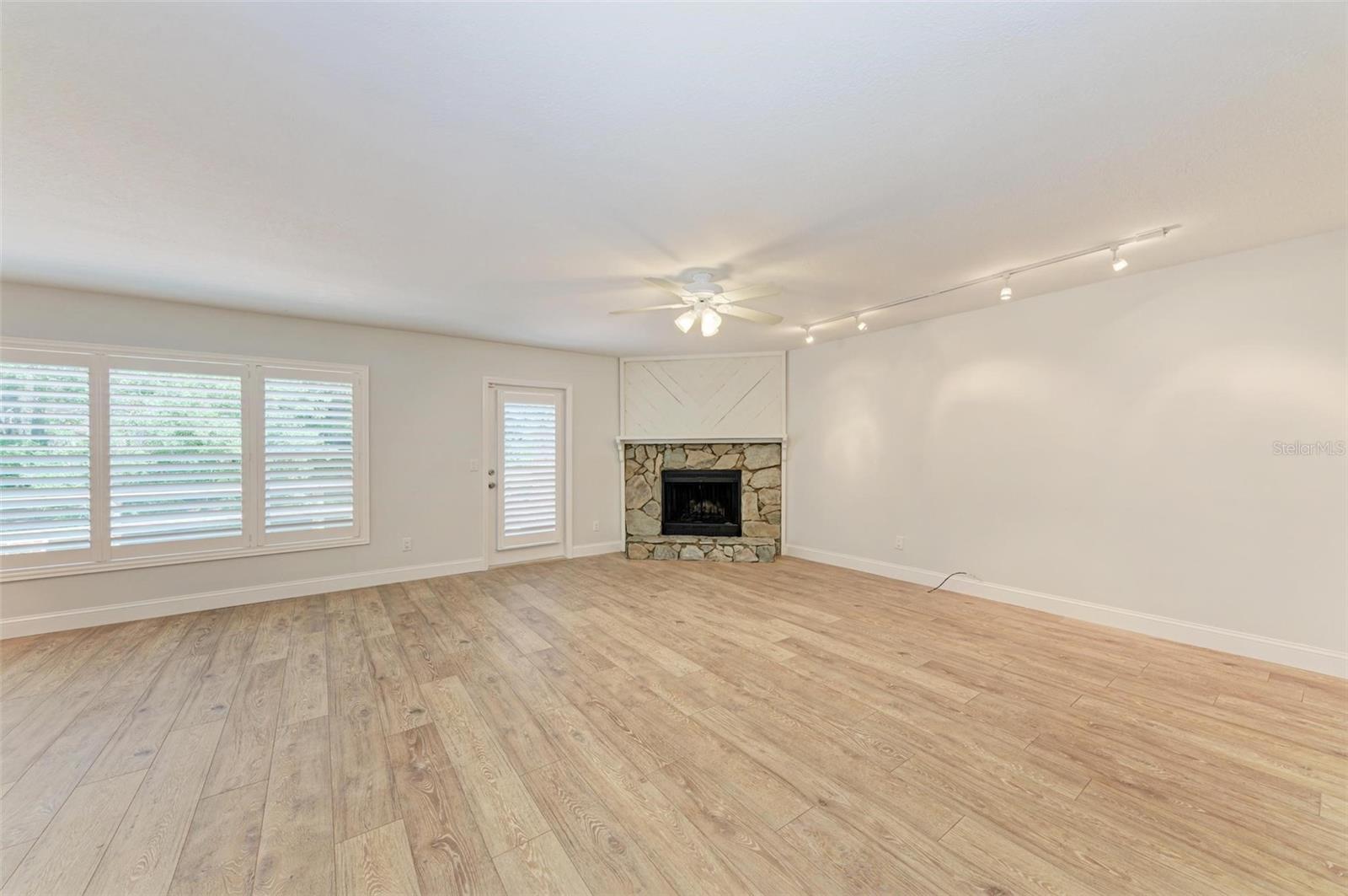 2927 W GANDY BLVD — photo 10