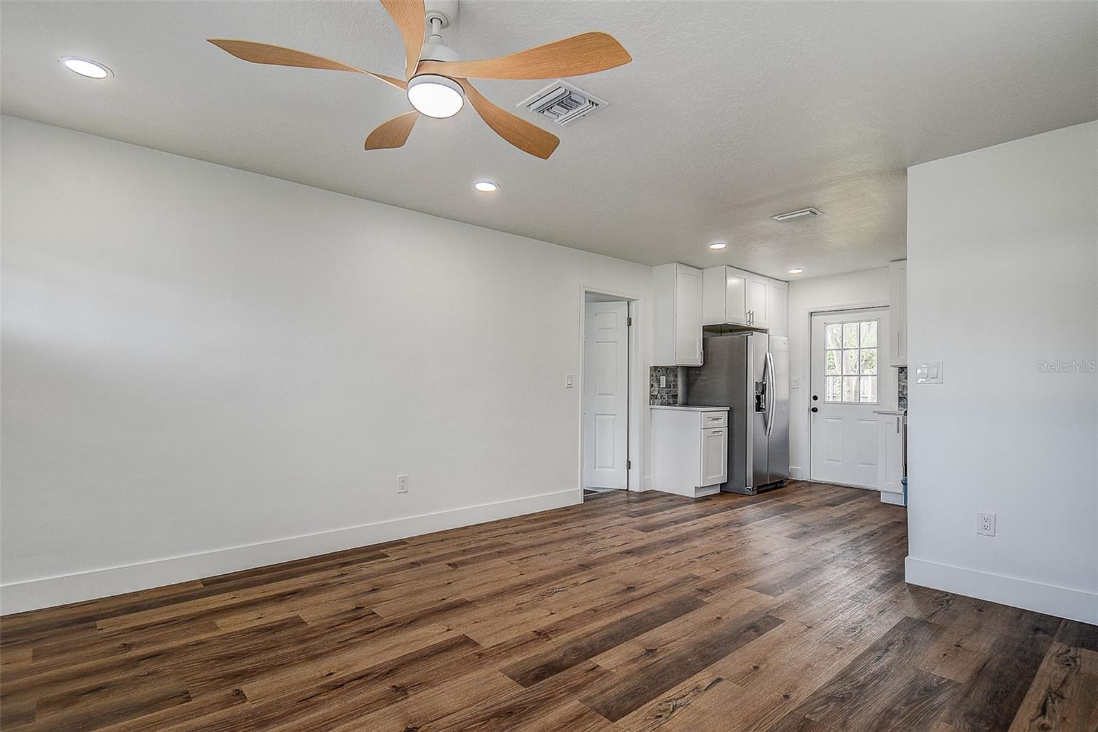 7580 MEADOWLAWN DR N — photo 8