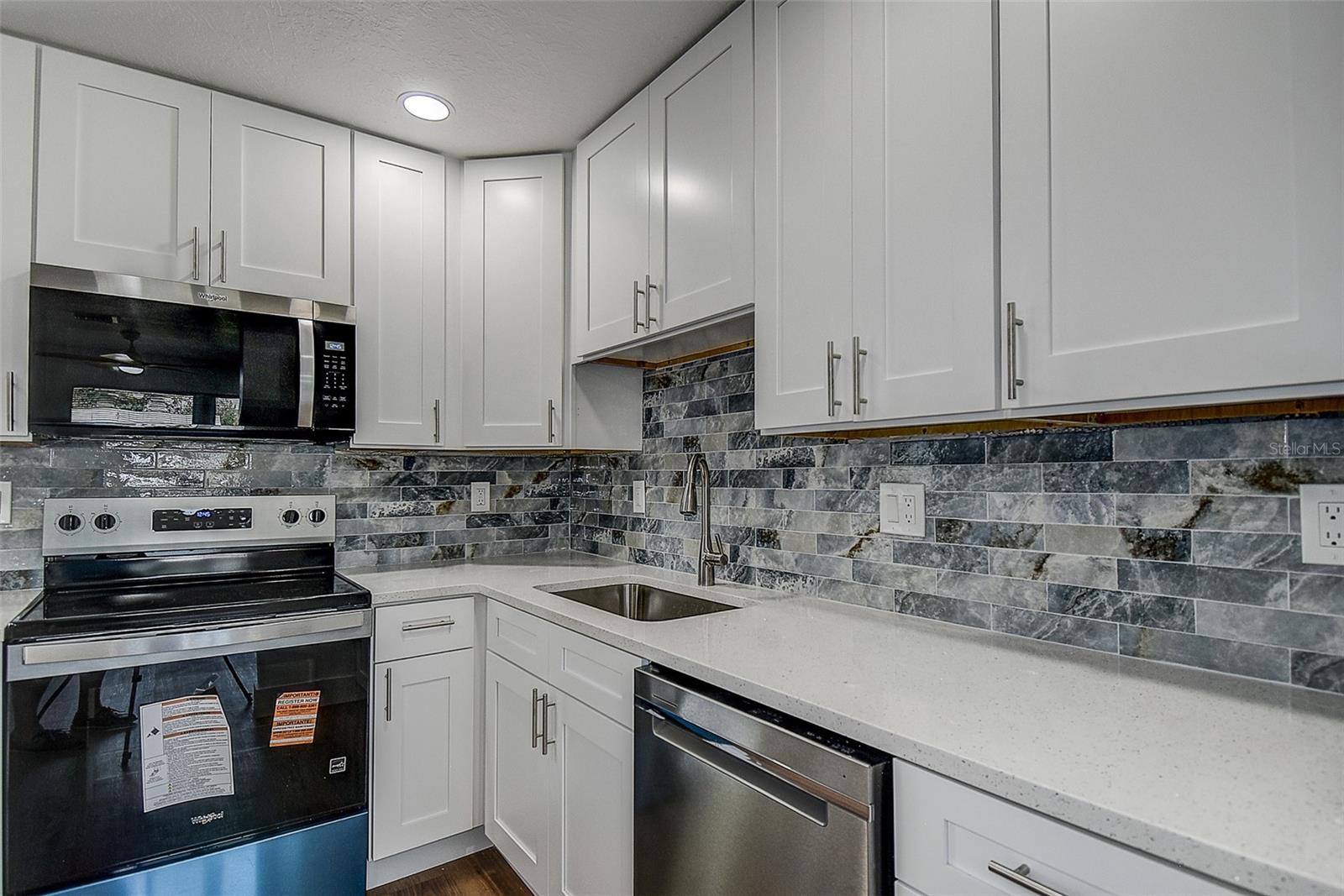 7580 MEADOWLAWN DR N — photo 11