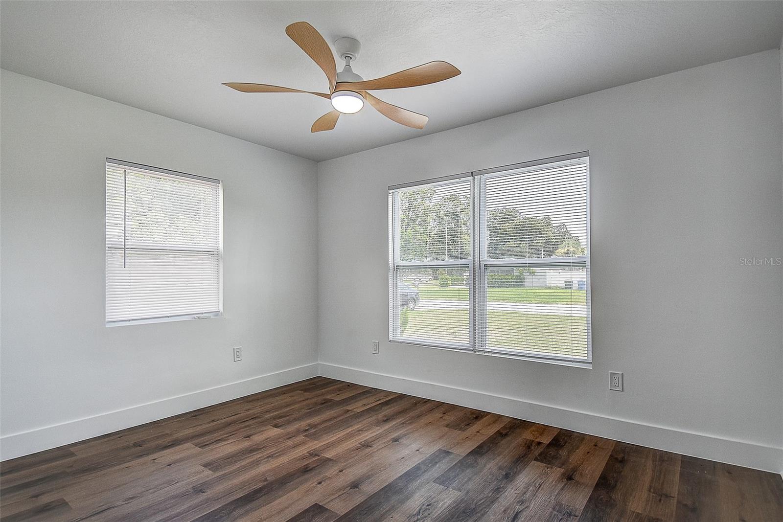 7580 MEADOWLAWN DR N — photo 24