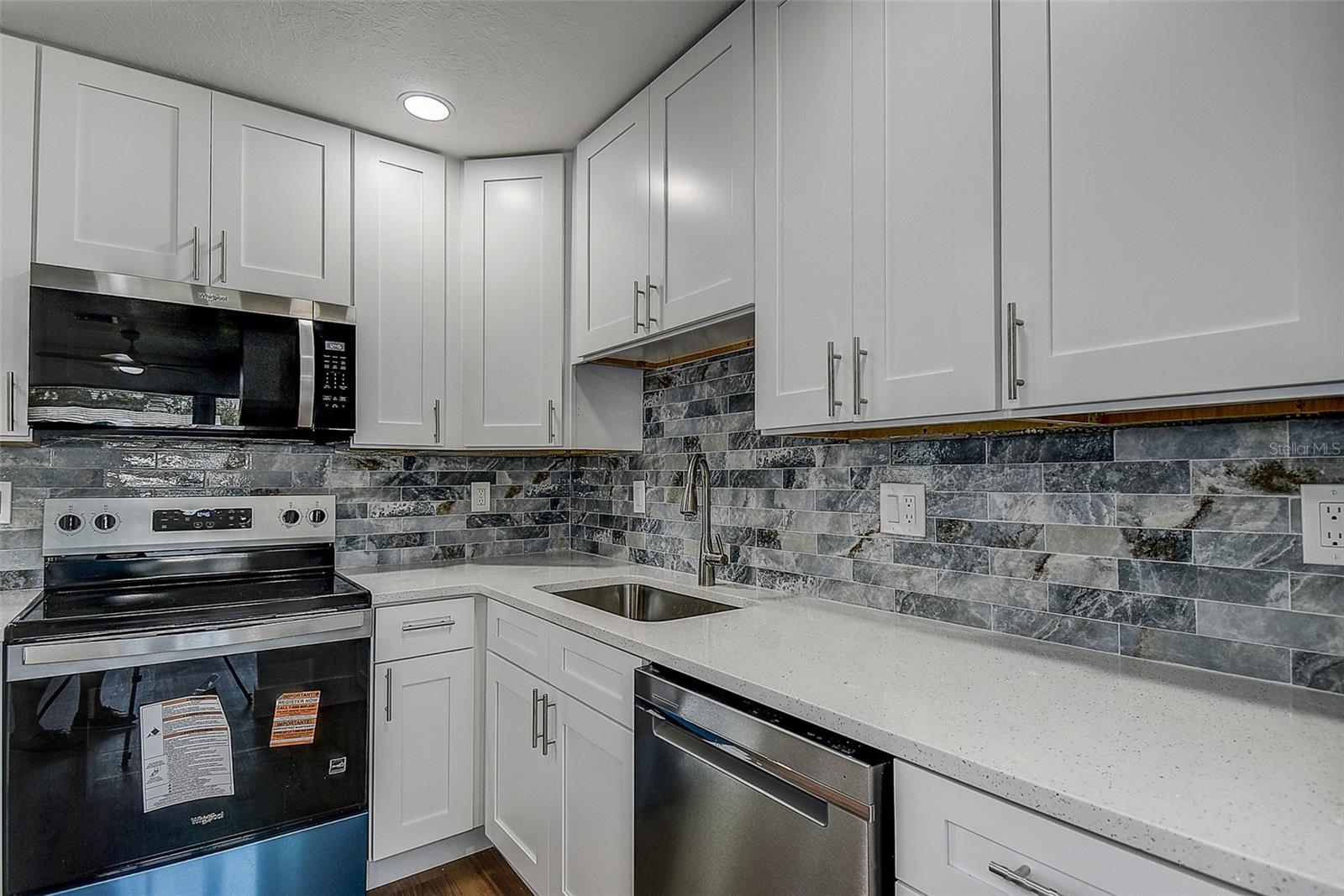 7580 MEADOWLAWN DR N — photo 12