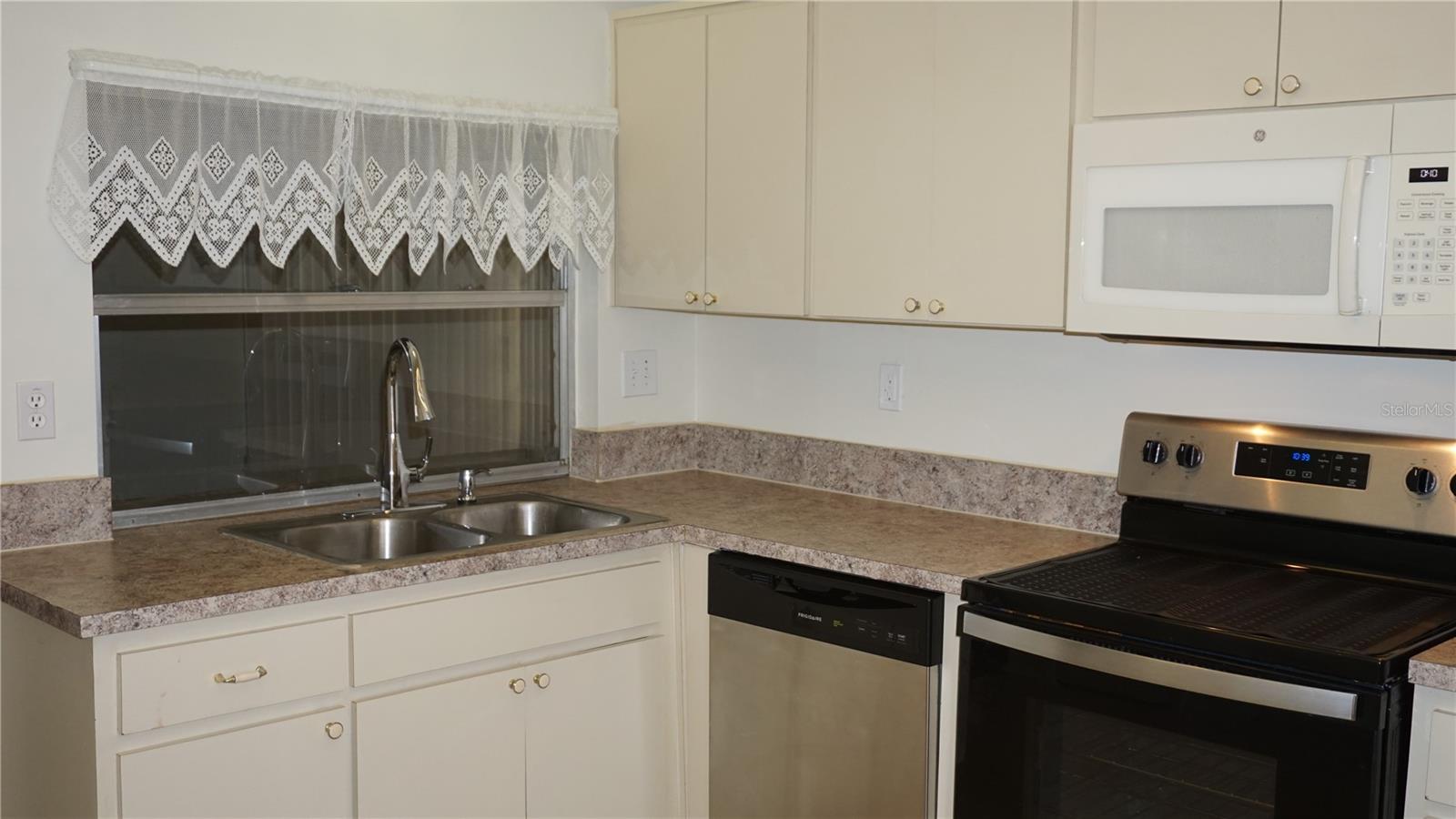 8907 SEELEY LN — photo 4