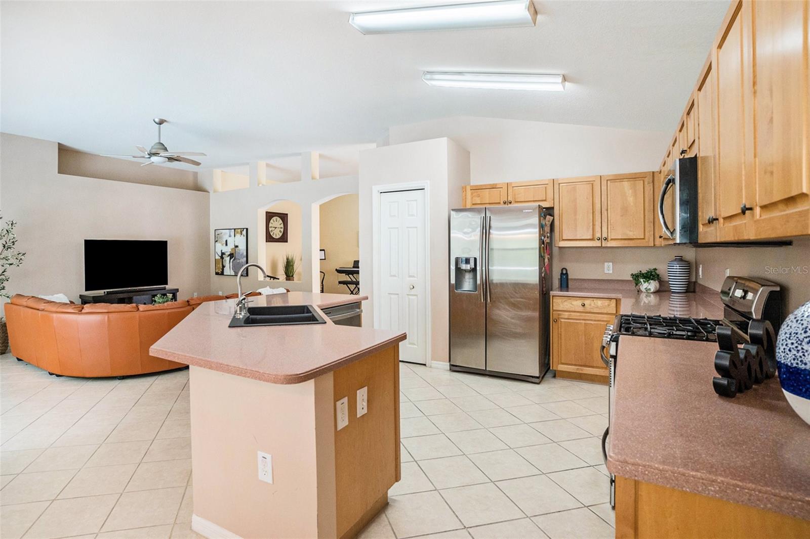 2132 RENSSELAER DR — photo 13