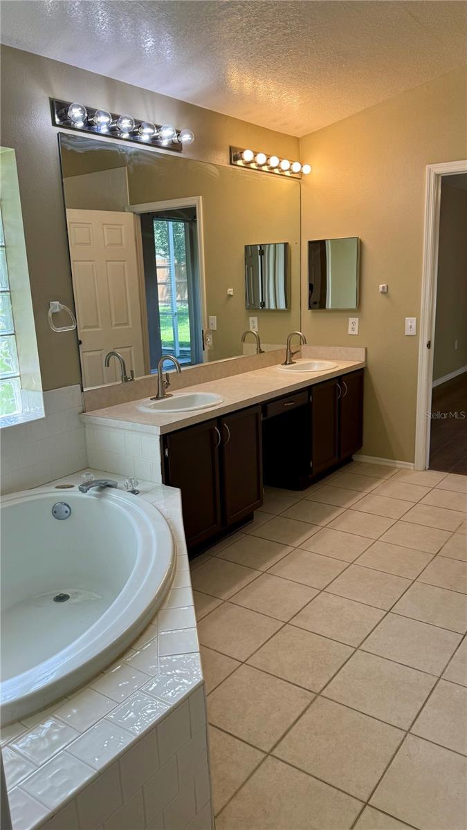 9917 COLONNADE DR — photo 24