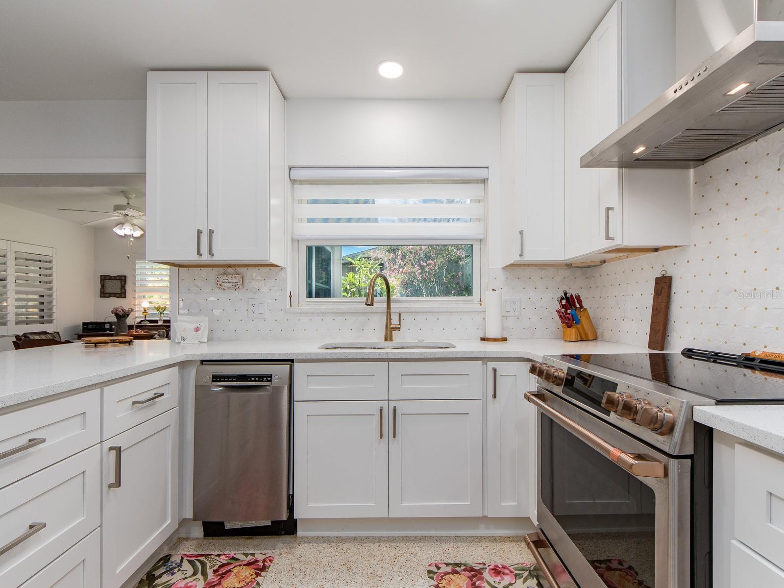 63 NICHOLAS DR — photo 10