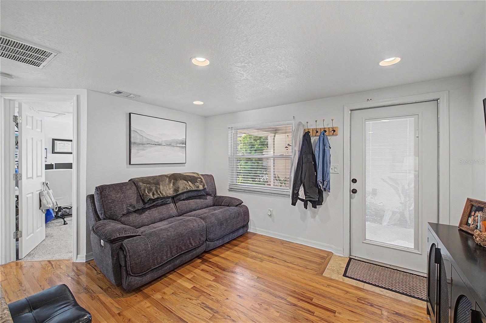 408 S MELVILLE AVE — photo 43