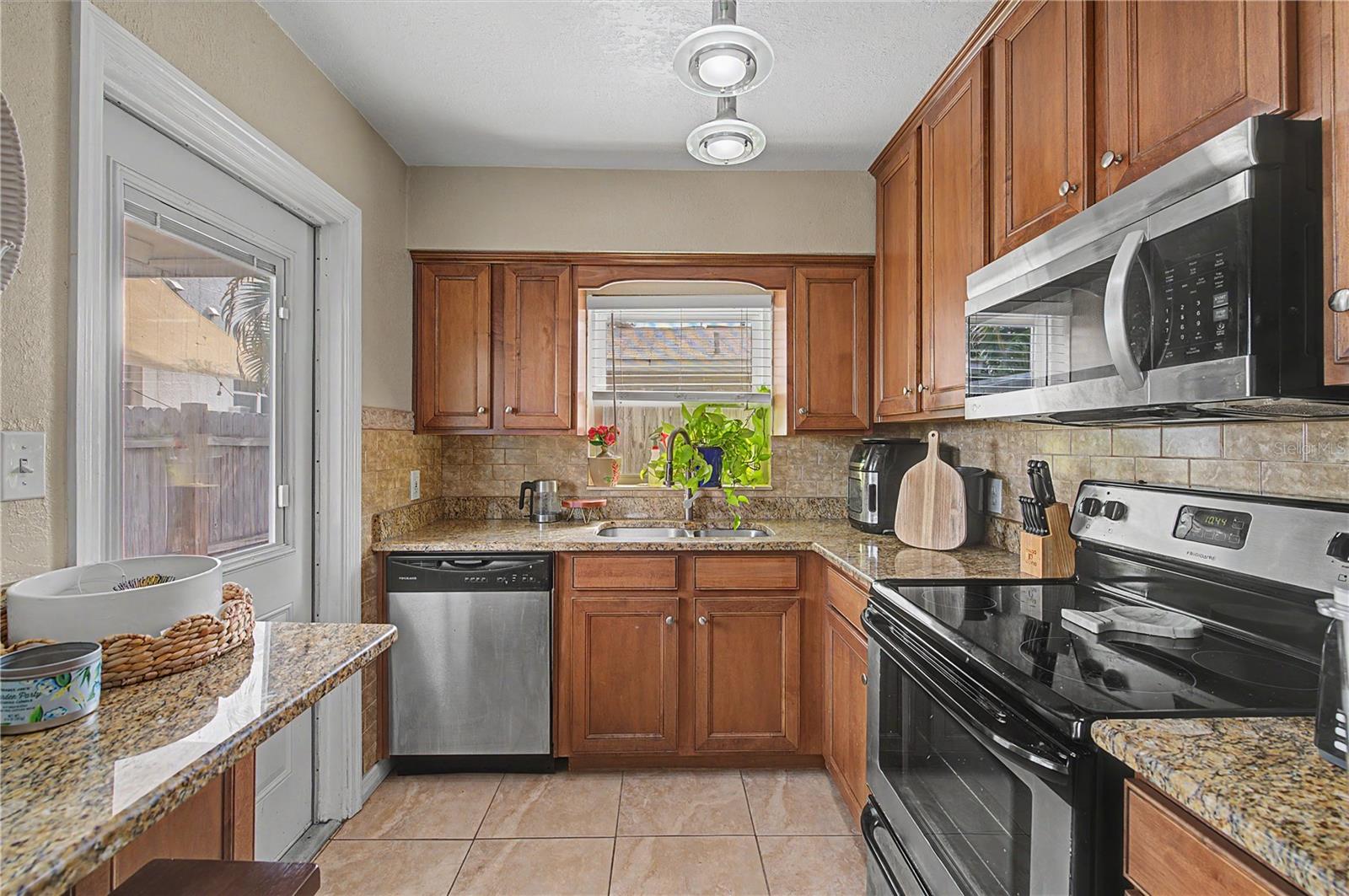 408 S MELVILLE AVE — photo 10