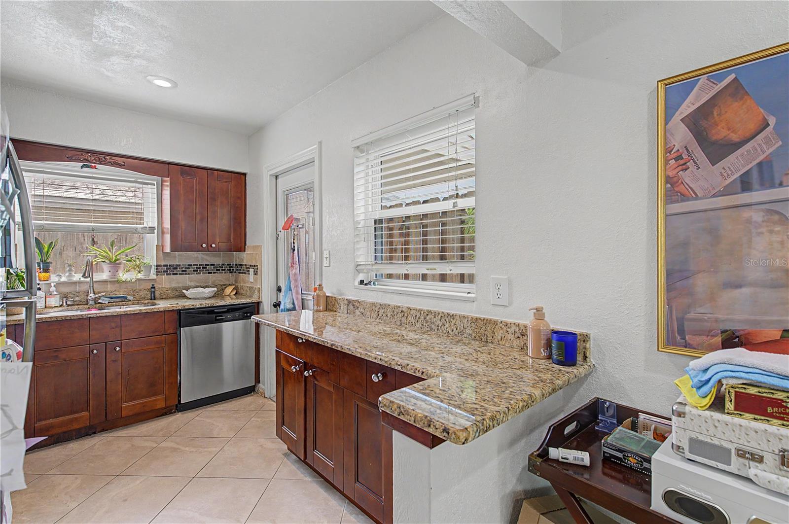 408 S MELVILLE AVE — photo 21