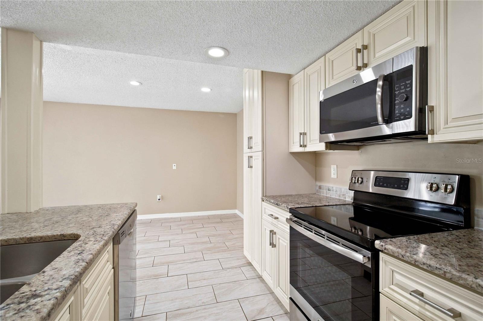 1006 LONGFELLOW CT — photo 19