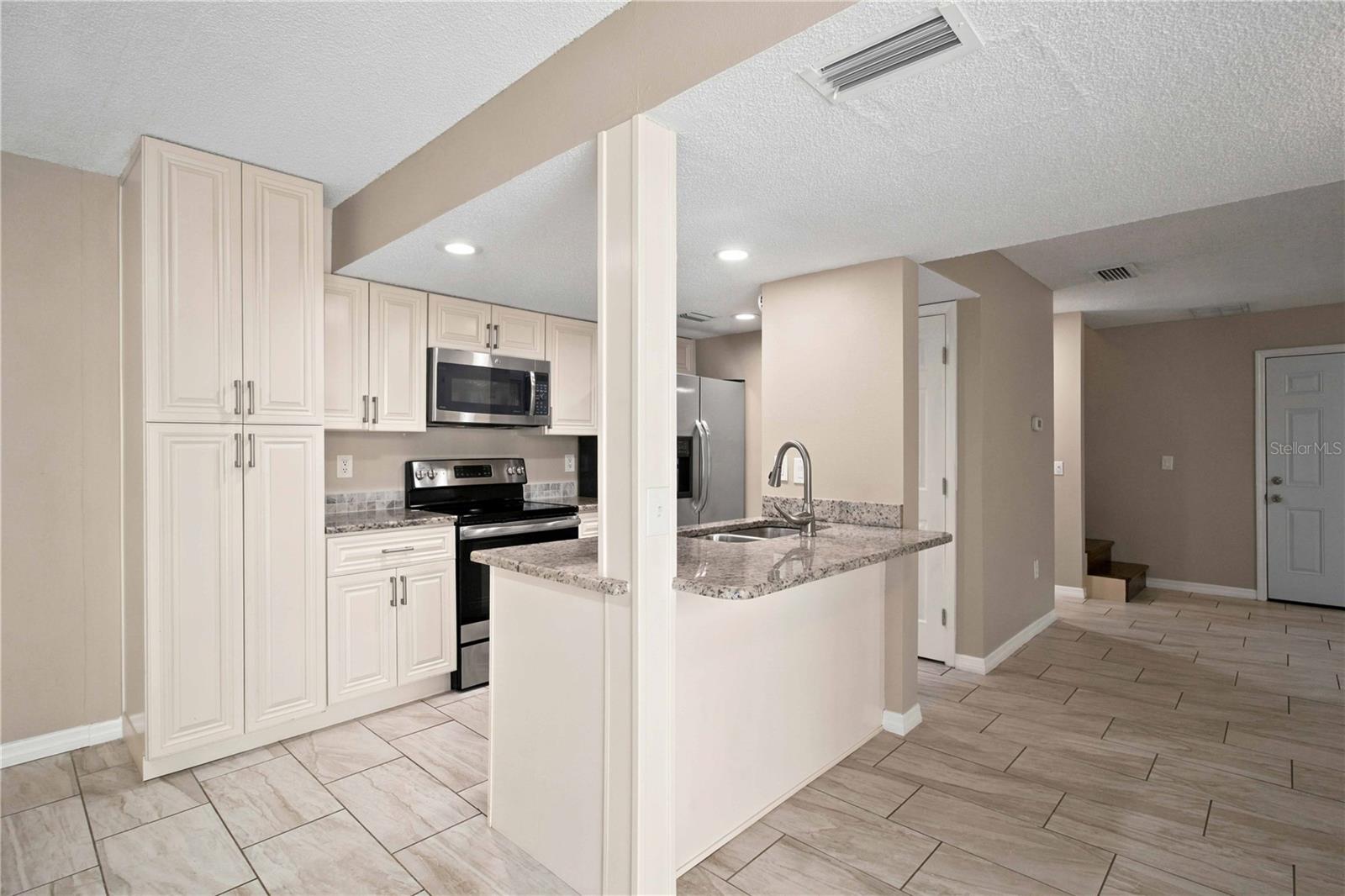 1006 LONGFELLOW CT — photo 17