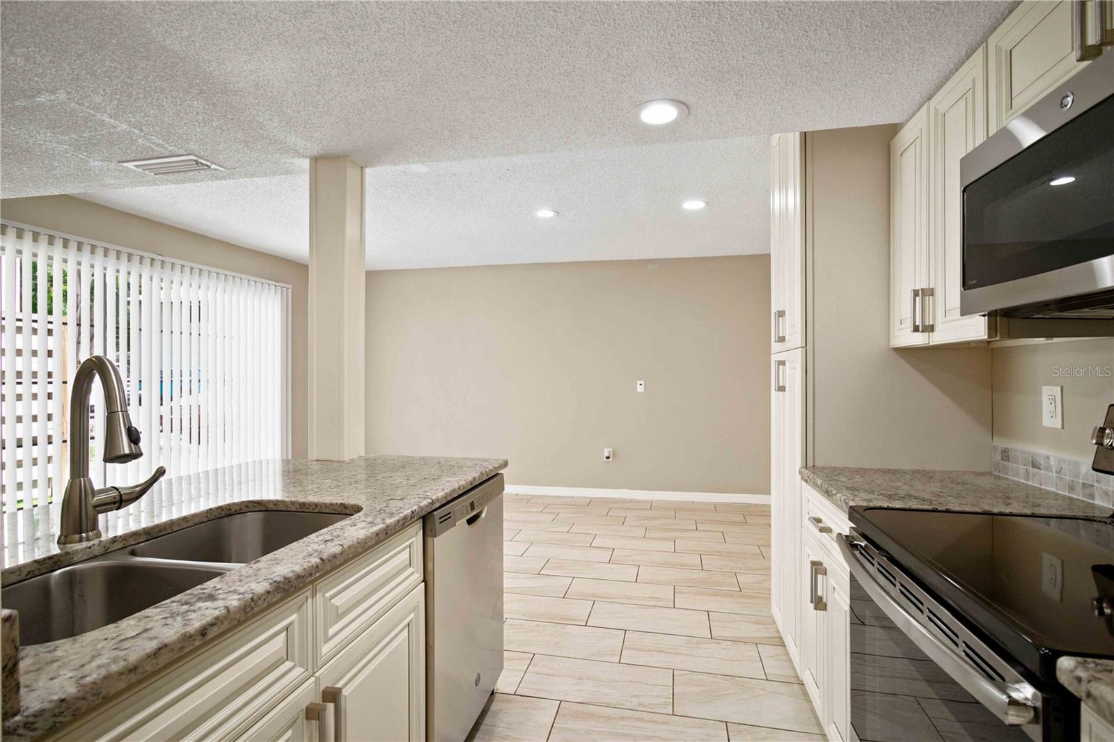 1006 LONGFELLOW CT — photo 18