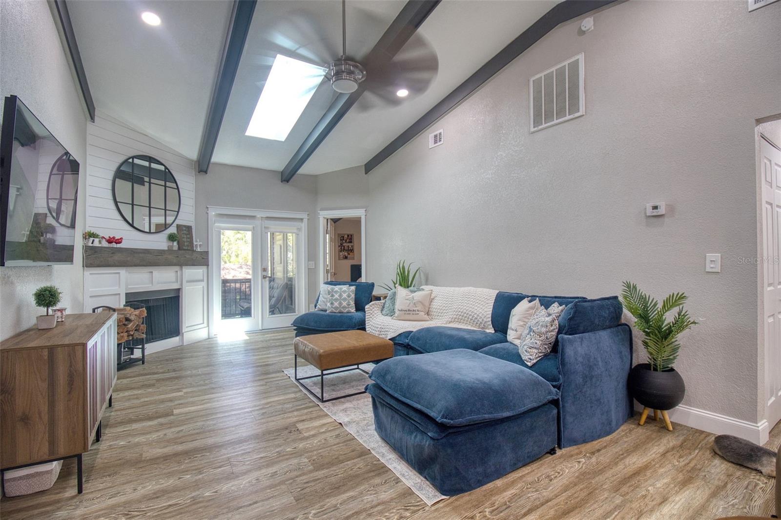 1490 MAHOGANY LN #706 — photo 4