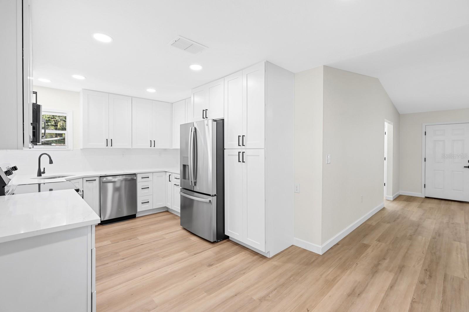 414 S WIGGINS RD — photo 10