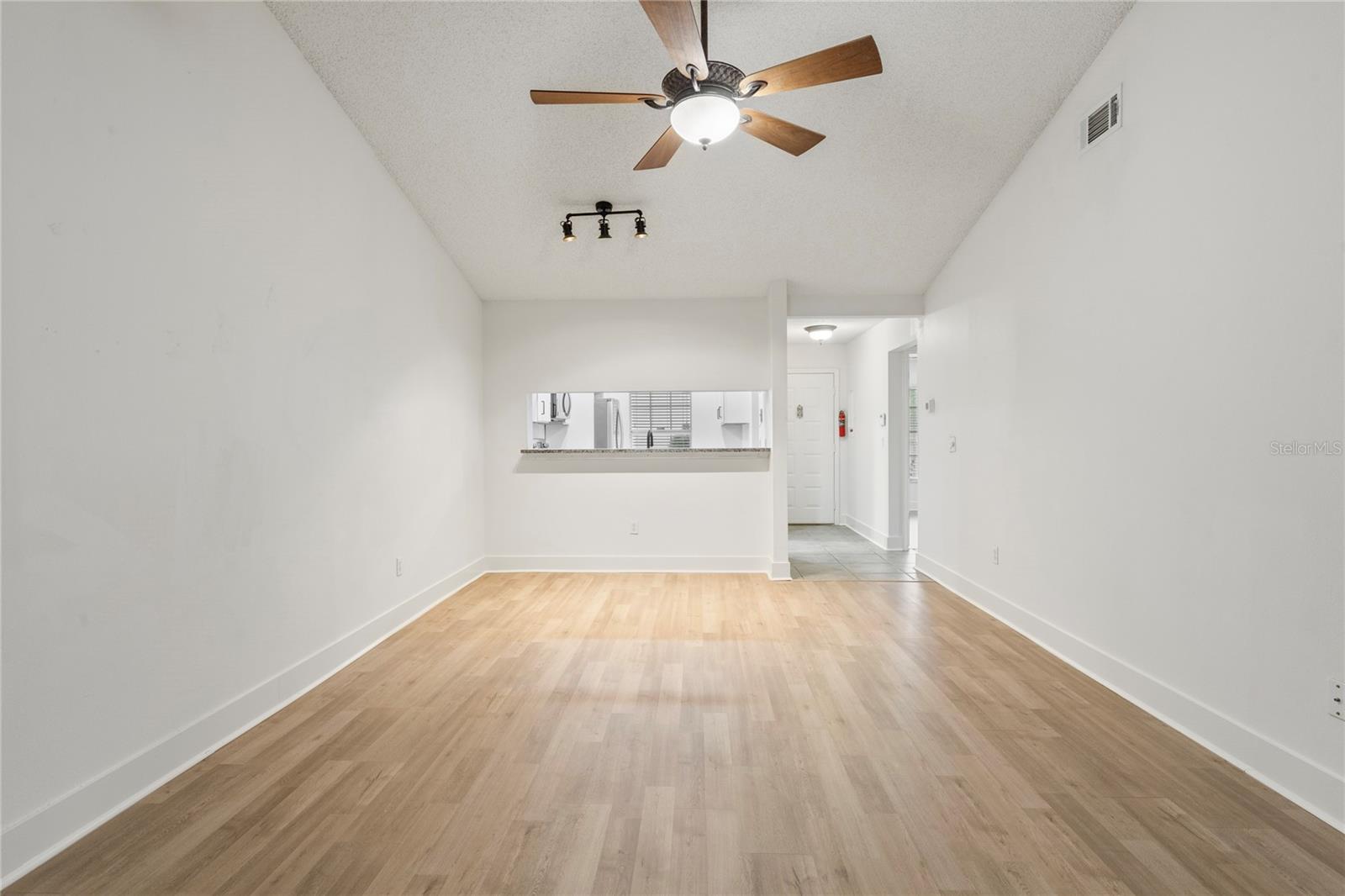 321 DOVER CT E — photo 4