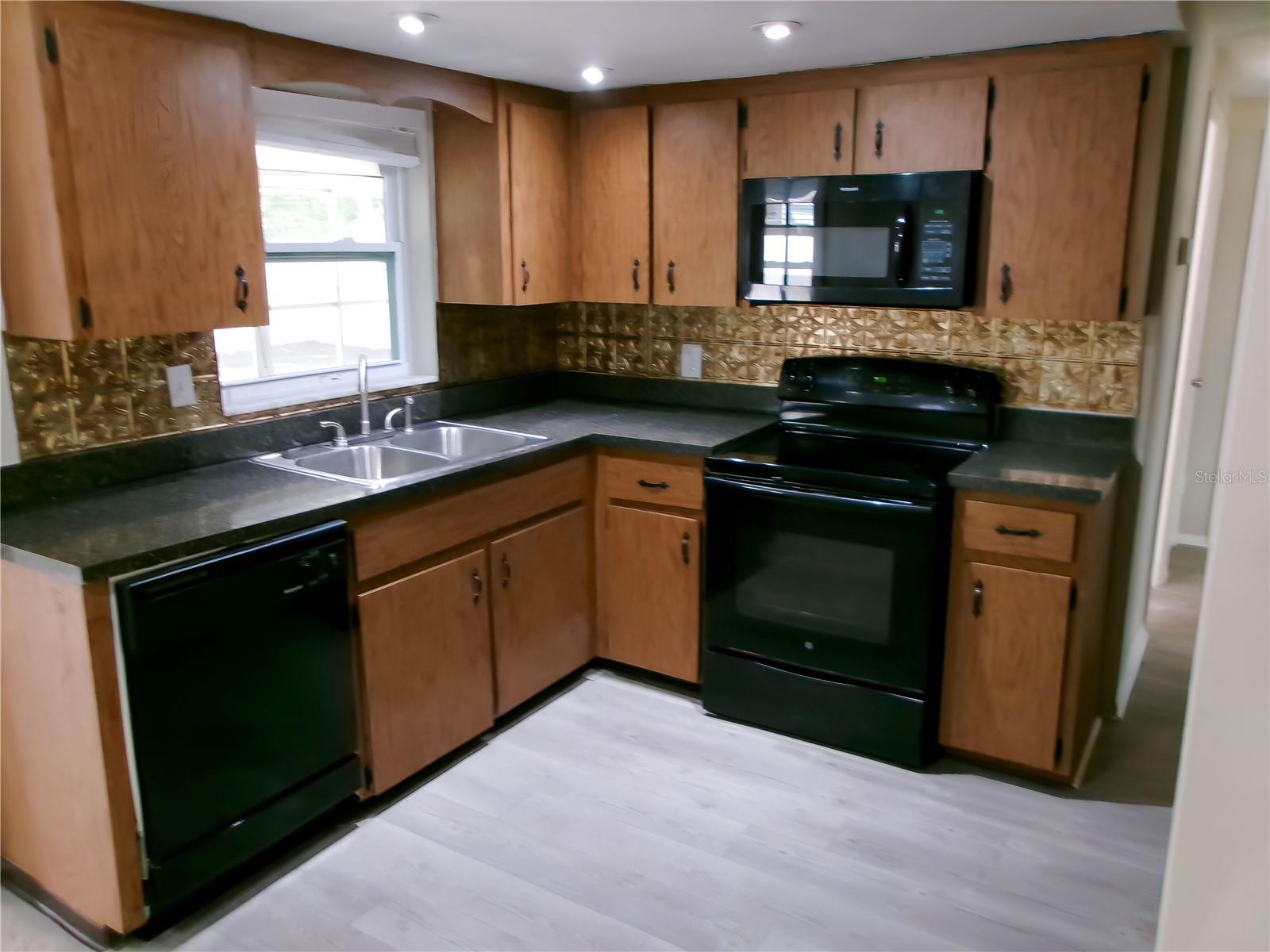 1421 NORMANDY BLVD — photo 4