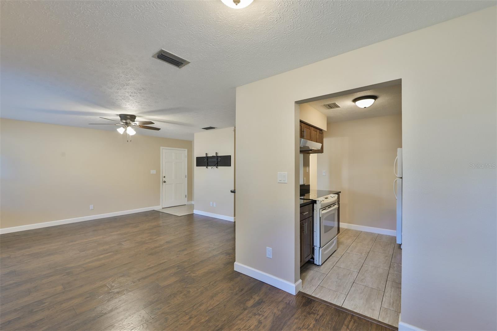 105 N KINGSWAY RD — photo 11