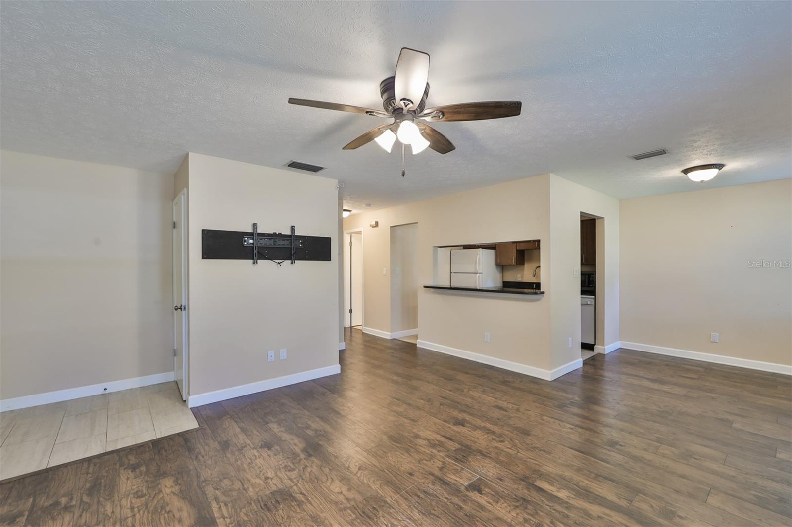 105 N KINGSWAY RD — photo 9