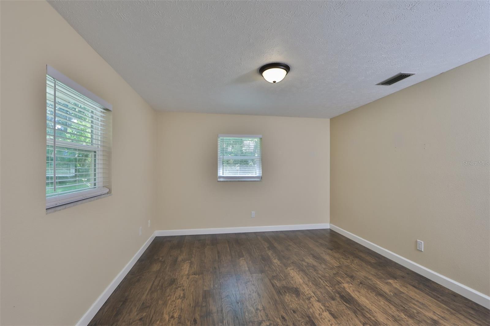 105 N KINGSWAY RD — photo 19
