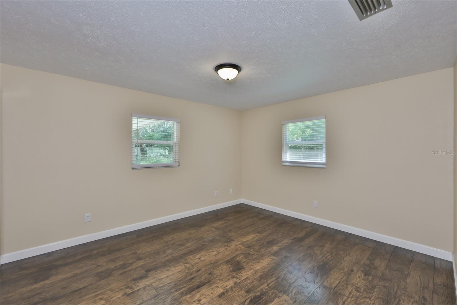 105 N KINGSWAY RD — photo 16