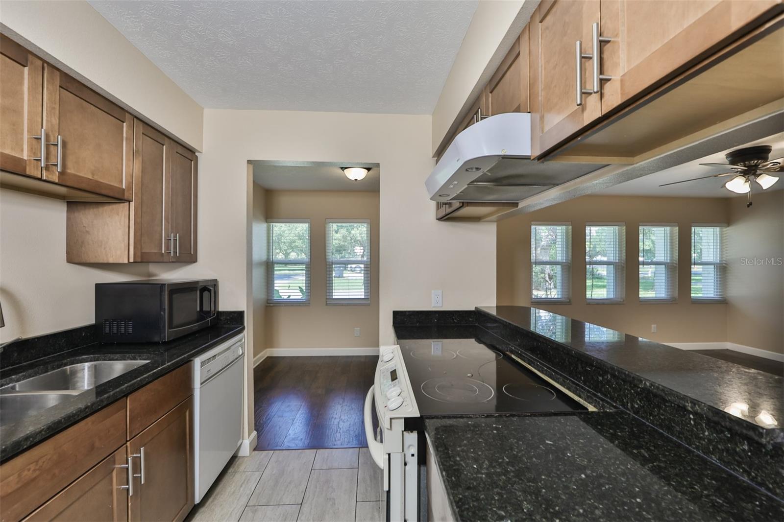 105 N KINGSWAY RD — photo 3
