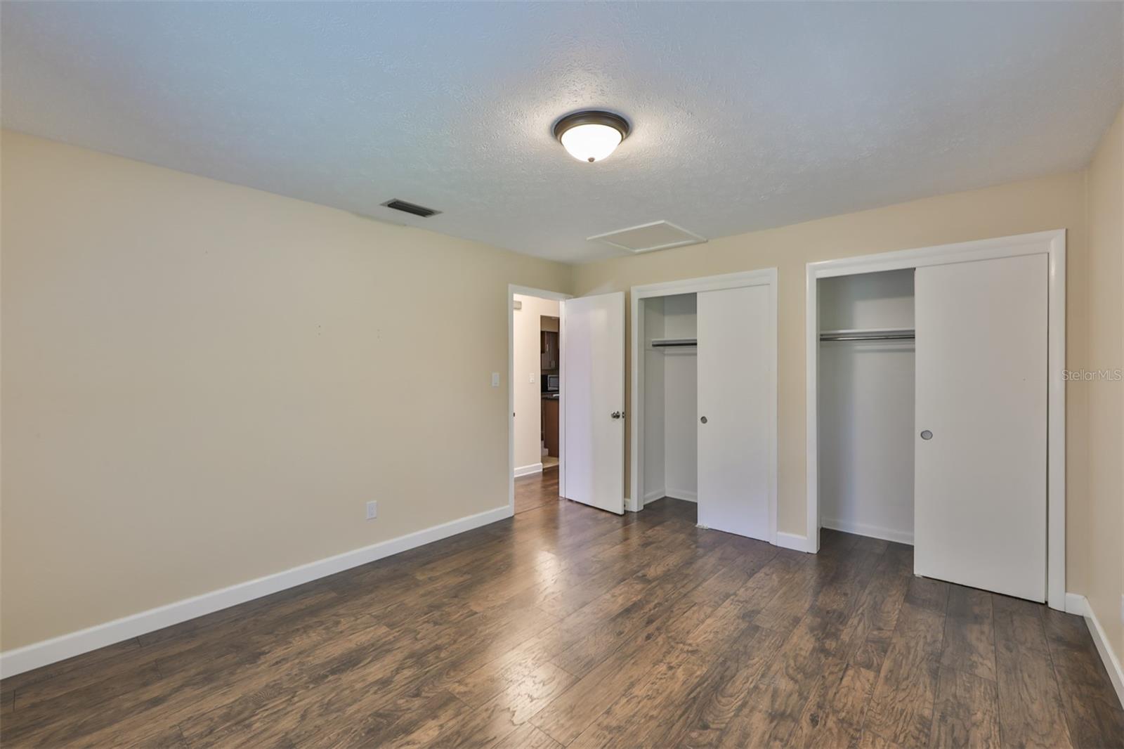 105 N KINGSWAY RD — photo 17