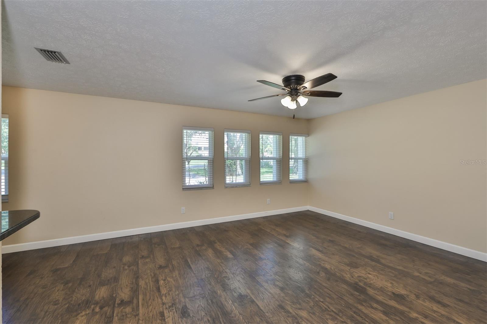 105 N KINGSWAY RD — photo 7