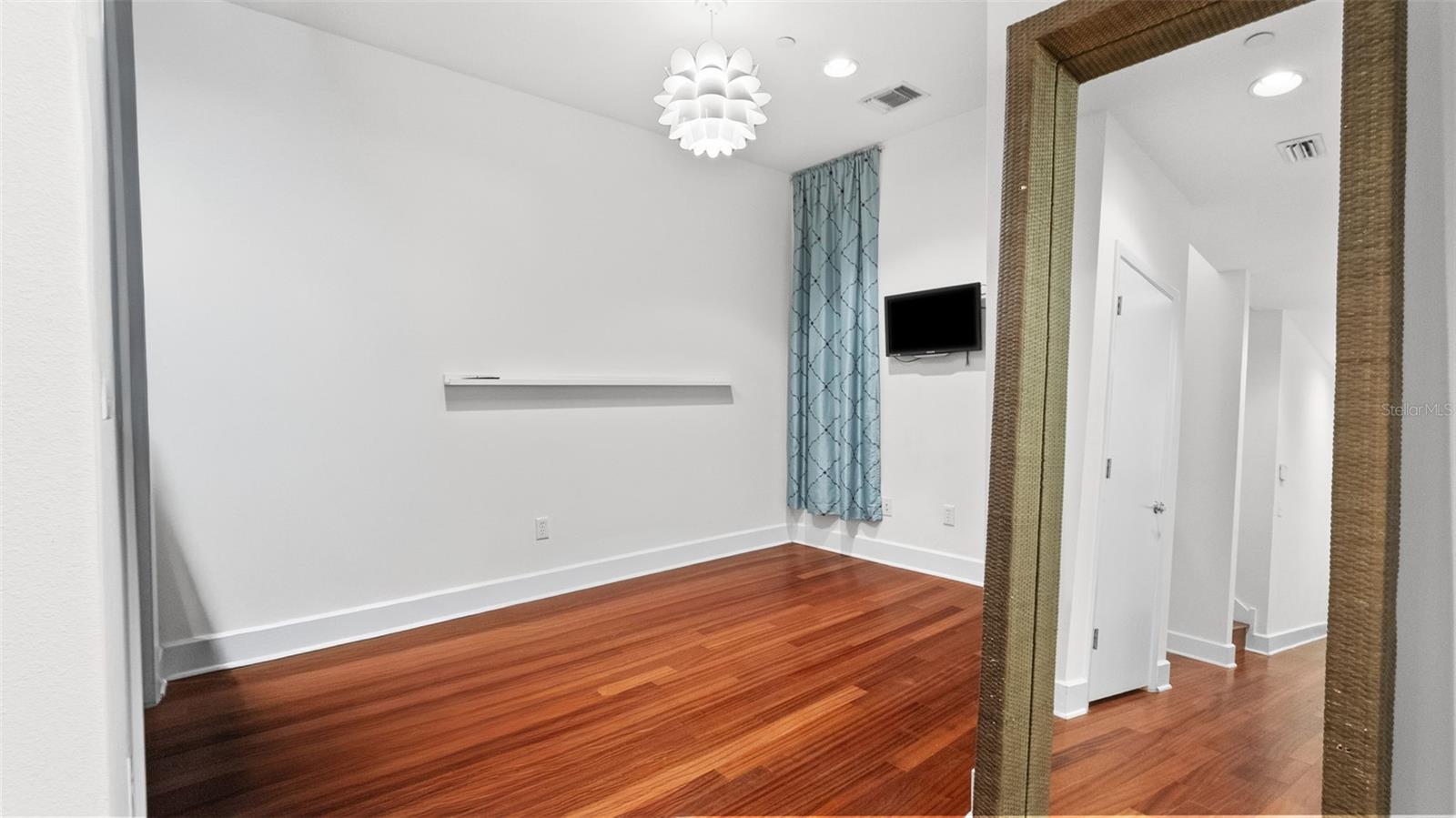 212 S MOODY AVE #2 — photo 34