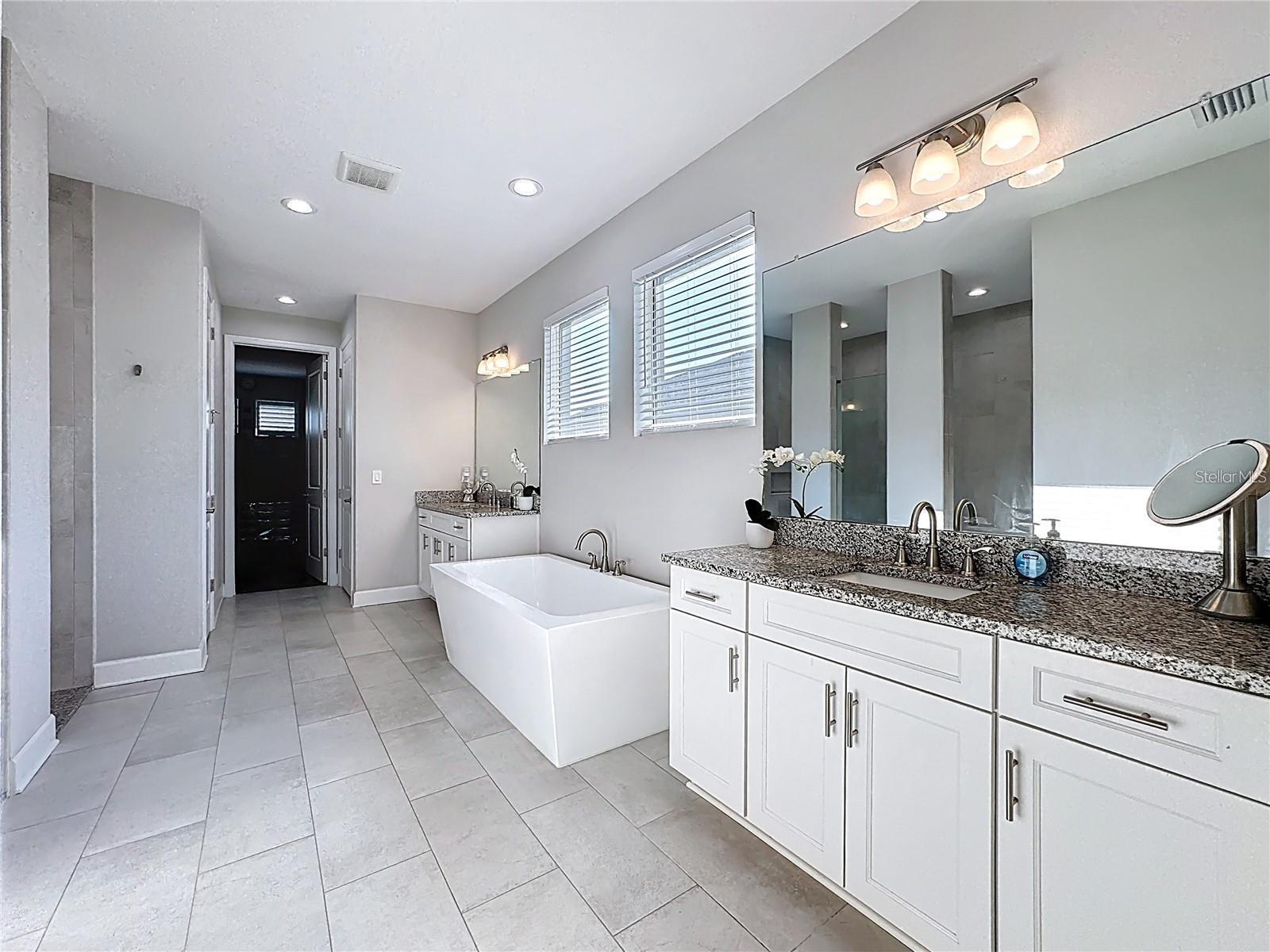 5216 LAKE VENICE DR — photo 24