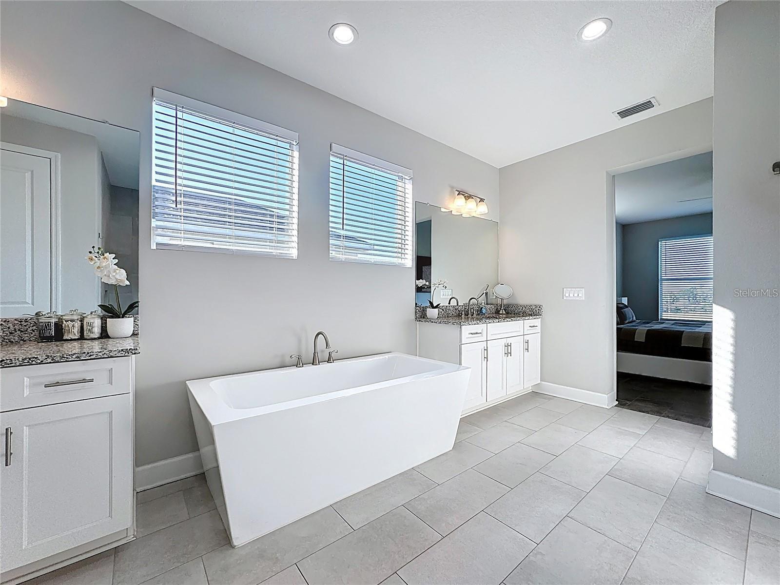 5216 LAKE VENICE DR — photo 18