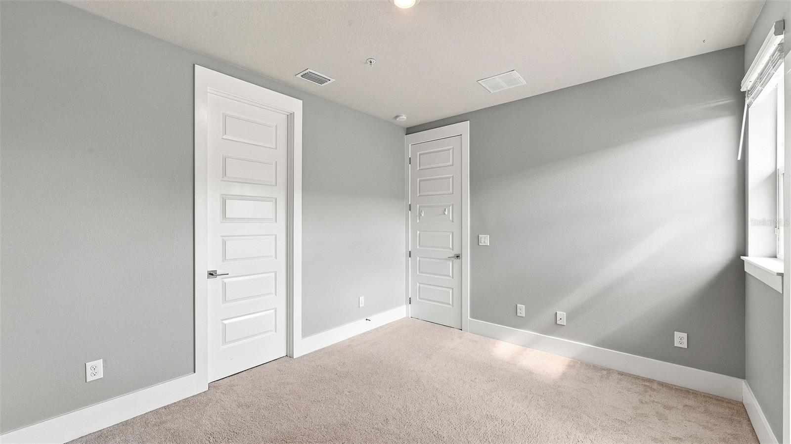 516 LAUREL PARK DR — photo 37