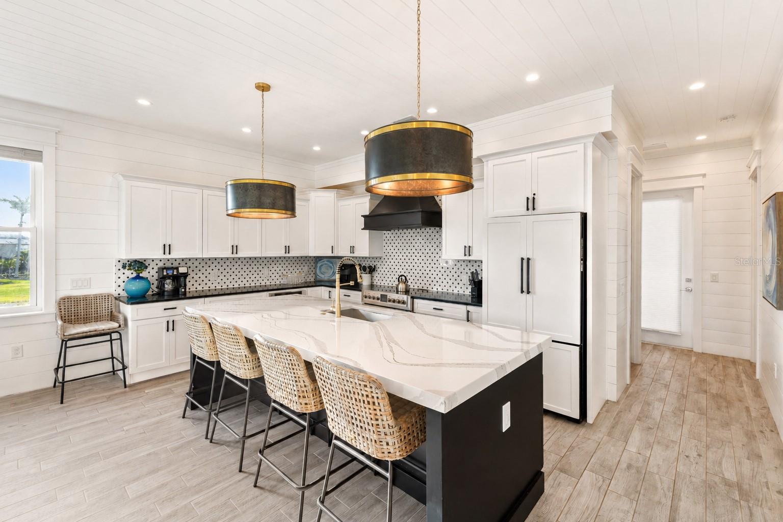 239 S HARBOR DR — photo 6