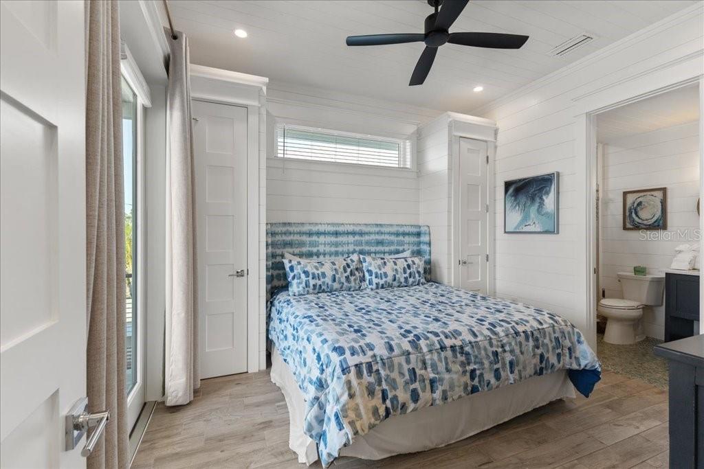 239 S HARBOR DR — photo 21