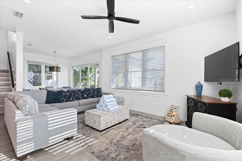 239 S HARBOR DR — photo 11