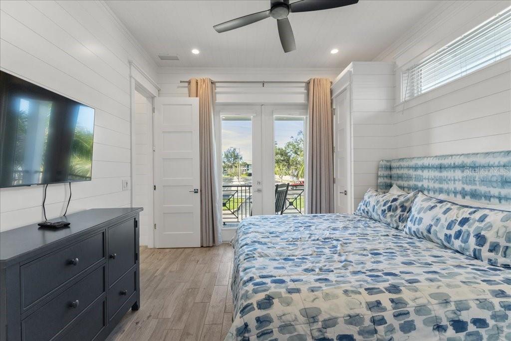 239 S HARBOR DR — photo 19