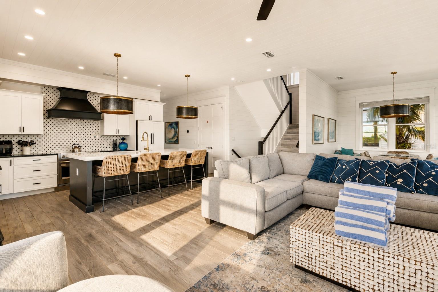 239 S HARBOR DR — photo 10