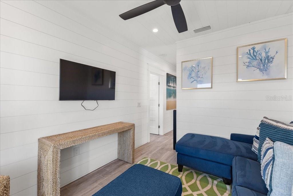 239 S HARBOR DR — photo 32