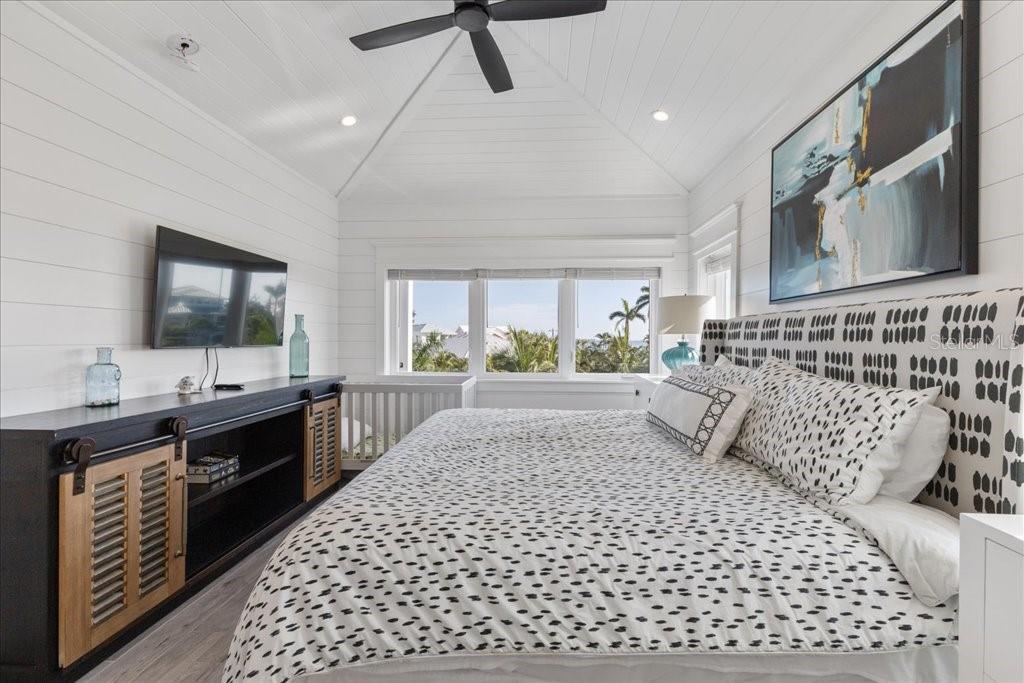 239 S HARBOR DR — photo 15