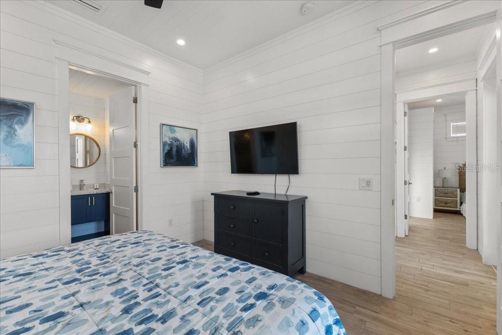 239 S HARBOR DR — photo 20
