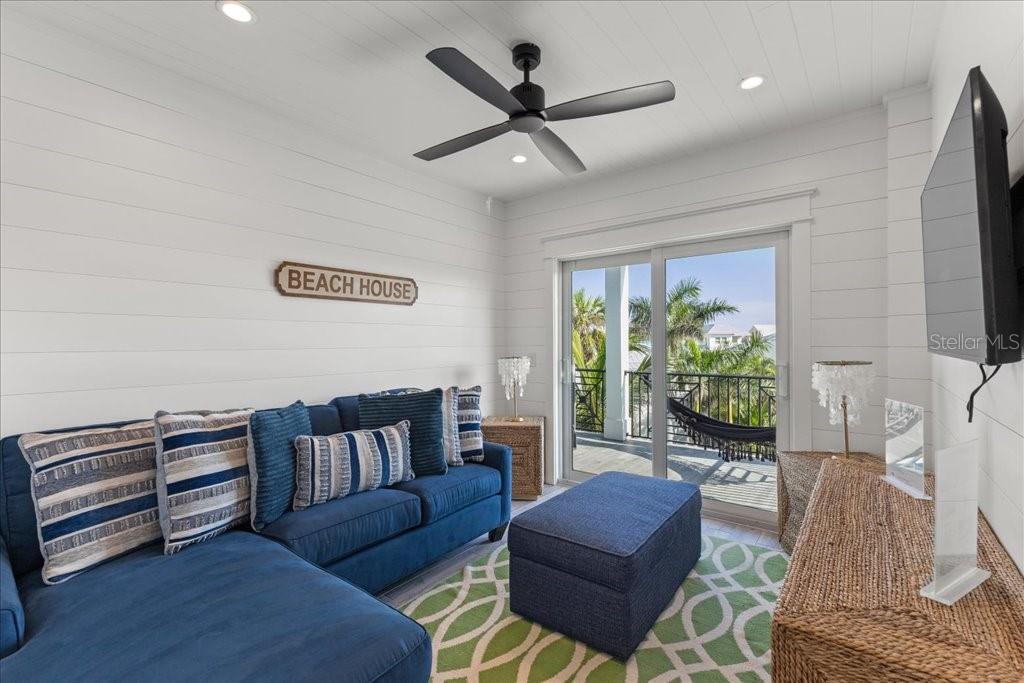 239 S HARBOR DR — photo 31