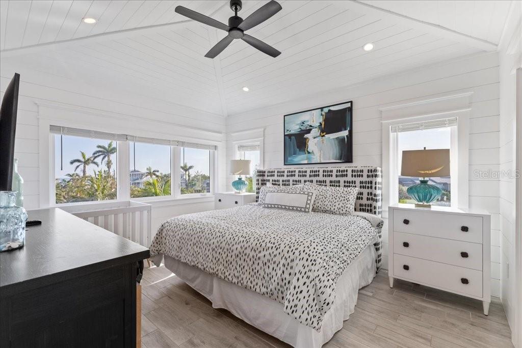 239 S HARBOR DR — photo 16