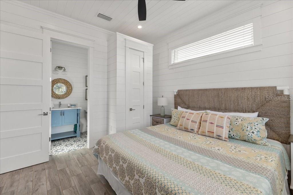 239 S HARBOR DR — photo 23